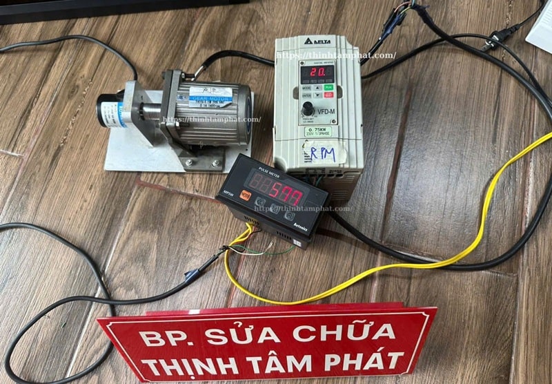 đồng hồ đo tốc độ vòng quay